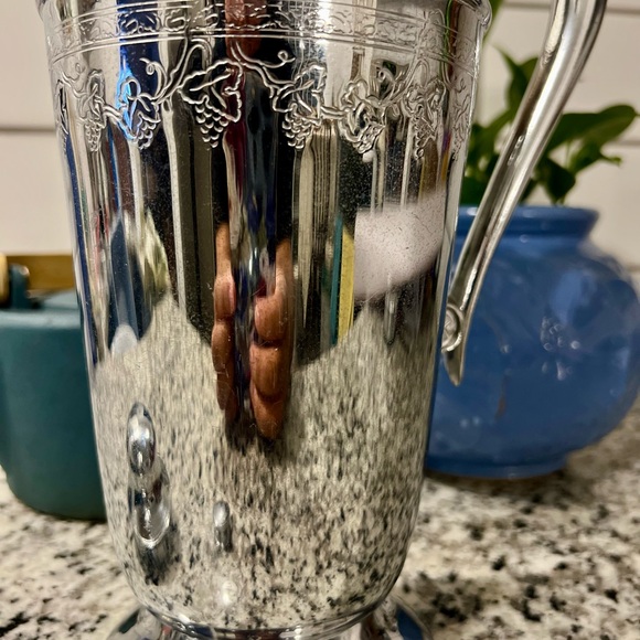 Vintage Martini Shaker Mid-Century Chrome Grapevine with a Pour spout - Picture 8 of 16